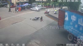 Helmet saves scooter rider's life after he crashes into steel pipes transported on truck in China