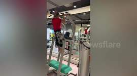 Woman performs more than 10 pull-ups at aged 73 in Chinese gym
