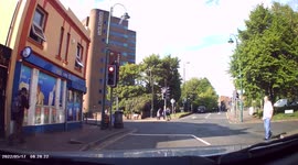 DASHCAM - Cyclist jumps red light, gives abuse, then pursued by police!