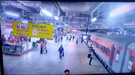 Indian security personnel saved a young girl from falling between a train & platform while boarding a train in western India.