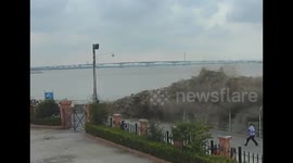 Tidal waves of Qiantang River hit spectators