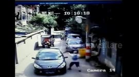 Western man beats up driver who honked horn