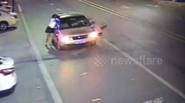 靓女酒后搭“黑车” 被夹车窗拖行