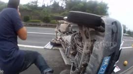 Opportunistic woman grabs pomelos after fruit truck crash