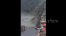 Landslide on Chinese mountain road caught on camera