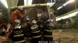 轿车高速驶入车祸现场 撞伤协警 消防拍到警察被撞画面