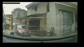 Man smashes car windows with machete in road rage incident