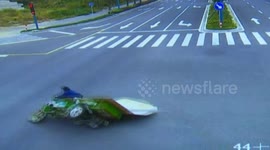 Motor tricycle rider saved by passersby after flipping over