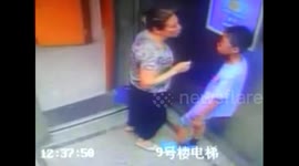 大妈电梯内强吻男童
