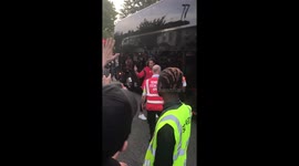 Manchester United star Edinson Cavani flips middle finger at fans after final game