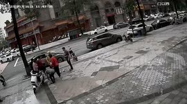 Kind-hearted Chinese residents pick up scattered takeaways for delivery man after he falls down from scooter