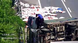 Passing motorists rescue driver trapped in overturned truck on Chinese highway