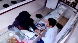 Shopkeeper fights back as veiled woman with fake gun tries to rob jewellery store in India