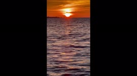 'Breathtaking sunset footage shows the sun sandwiched between the sea & sky
'