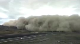 Giant wall of sand shrouds city in China