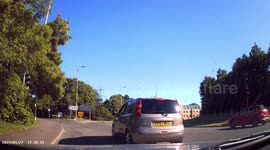 Diabolical lane discipline by Nissan Note driver in Hampshire, UK, nearly causes several smashes