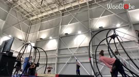 'Fearless circus performer ABSOLUTELY SLAYS the swing-to-swing jump *Training Footage*
'