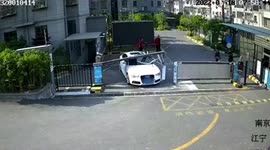 Motorist reverses and crashes in same spot using two different cars in China