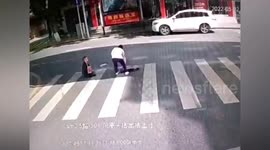 Bus driver stops to held disabled man cross street in China