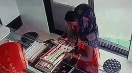 CCTV footage captures three women stealing at jewellery shop in central India