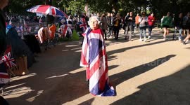 Fake Queen greets royal fans in London