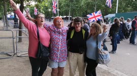 Royal superfans sing 'God save the Queen' outside Buckingham Palace ahead of Platinum Jubilee