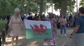 Royal mega fans sing