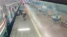 Man slips while deboarding train, daring cop saves life in eastern India