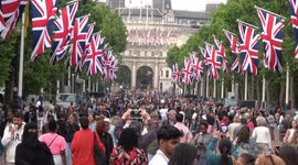 Crowds flock to The Mall in London on second day of Queen's Platinum Jubilee celebrations