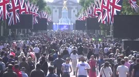 Royal family fans swarm The Mall ahead of Platinum Jubilee concert