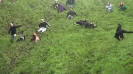 Cheese rolling 2022: Watch North Carolina's Abby Lampe's gloriously bumpy descent that won her first place