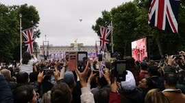 Massive crowd celebrates Queen's Platinum Jubilee down the Mall