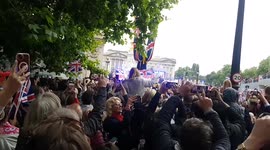 Platinum Jubilee: Mall crowd sings national anthem, wave Union Jacks as Queen appears on balcony