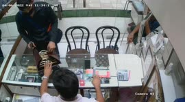 Thief robs jewellers in India at gunpoint after casually taking phonecall