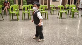 Small kid aged between 1-2 year-old dances like MICHAEL JACKSON
