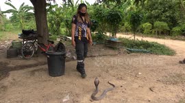 Female snake catcher overcomes sexism and encourages other women to be reptile handlers