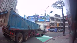 Accident: Grandma gets wiped out by a right-turning truck! (Dashcam Video)