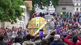 Platinum Jubilee Pageant: carnival procession with royal regalia on The Mall