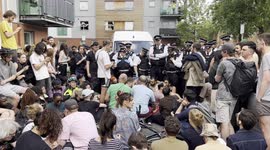 Police relase illegal immigration suspect after angry crowds clash with officers and chant ‘let him go!’