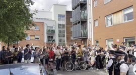 200 protesters block immigration officers’ van during Peckham arrest  Met police called to help enforcement office