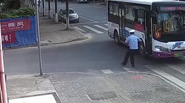 Police officer sprints and stops driverless bus from crashing into cars in China