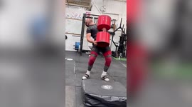 Vegetarian father becomes lightest person in history to lift 100kg over his head with ONE arm
