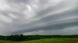 Stunning footage of giant shelf cloud captured in the early morning over Delaware