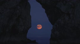 Stunning footage shows full 'Strawberry' moon rising through hole at Durdle Door in Dorset