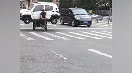 Elderly man transports entire car on his small 3-wheeler in China