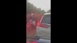 Thousands of people use motorbikes to transport thousands of tons of lychees of lychee every day, causing traffic jams in Vietnam