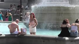 Londoners splash in fountain enjoying record high temperatures