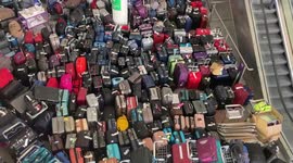 UK: Enormous Baggage Carpet Spotted At London Heathrow Airport Due To System Failure 2