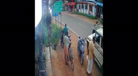 Hero cop grapples bare hand with sword-wielding attacker in southern India