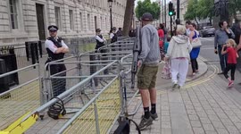 man attempts to wind up police with fake gun and police do nothing